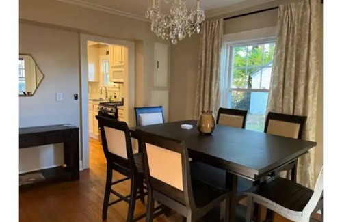 Harters Heights Casa | Classic Notre Dame House .7 mi walk to Campus via Angela or Eddy St. Sleeps 14.