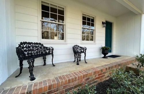 Covington Casa | Classic on Cherry- Private Home - 1.3m from Town square -Covington -Mystic Falls