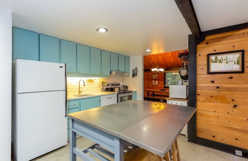 Overlook Park Casa | Classic Pole House Cabin, Free WiFi, Gas BBQ - POLE09