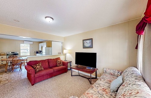 Aransas Pass Casa | Classic, single-level home with large yard & washer/dryer - a mile from the bay