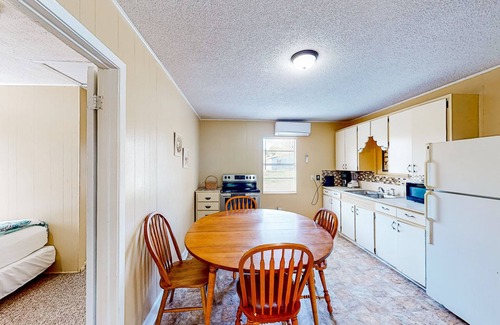 Aransas Pass Casa | Classic, single-level home with large yard & washer/dryer - a mile from the bay
