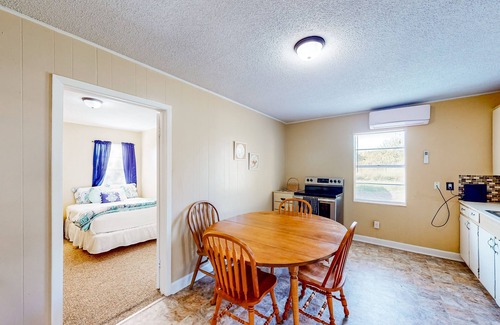 Aransas Pass Casa | Classic, single-level home with large yard & washer/dryer - a mile from the bay