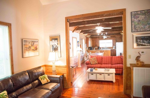Sullivan's Island Casa | Casa de estilo clásico de la isla de Sullivan - ¡Muy encantador! Camine a todos los restaurantes y tiendas locales de Sullivan. Ubicación perfecta!