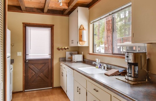 Carnelian Bay Cabaña | Classic Tahoe Cottage - 1/2 Mile to Beach, Dogs Ok