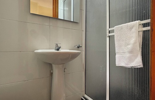 San Gil Hotel | Alojamiento Cómodo para Tres Personas con Balcón
