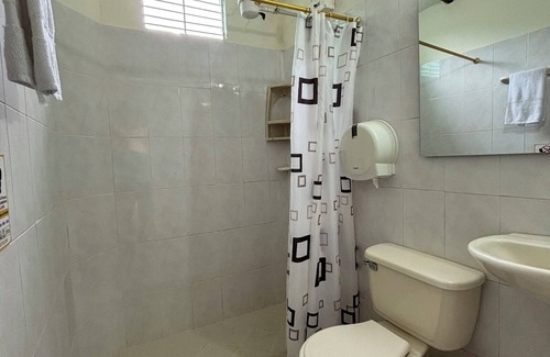 San Gil Hotel | Alojamiento Cómodo para Tres Personas con Balcón