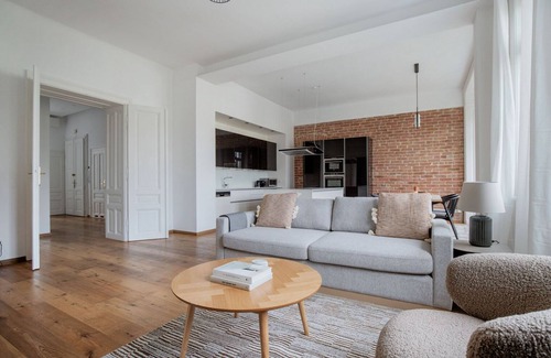 Wahring Apartamento | Classic Währing 2BR w/ Cellar, nr Parks, Bars & Dining, by Blueground