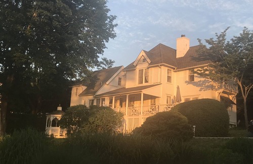 The Heights Casa | Waterview Victorian Summer Cottage en Park -like- Setting, pasos del puerto.