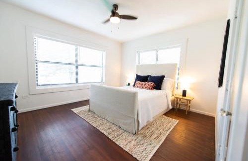 Austin Ave. Casa | Classy 1927 Uptown Tudor 4 min to Magnolia