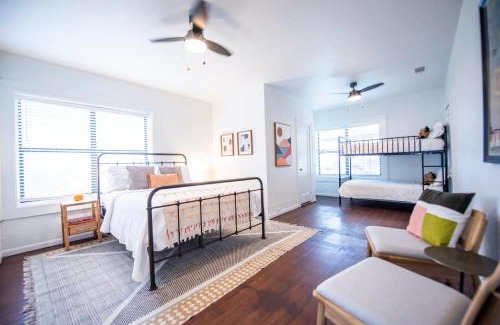 Austin Ave. Casa | Classy 1927 Uptown Tudor 4 min to Magnolia