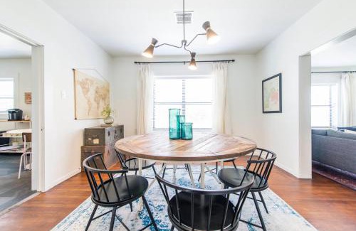 Austin Ave. Casa | Classy 1927 Uptown Tudor 4 min to Magnolia