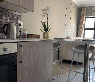 Greater Johannesburg Metropolitan Area Apartamento | Classy 2 bedroom in Halfway Gardens