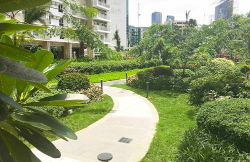 Guadalupe Nuevo Condominio | Classy 2BR Apartment + Netflix at Rockwell Makati