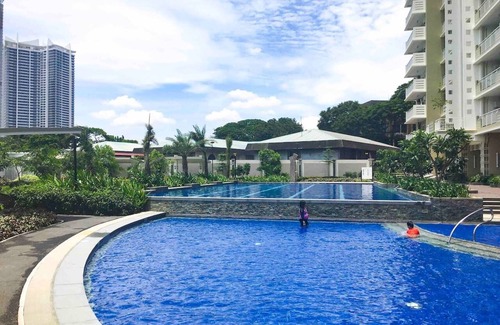 Guadalupe Nuevo Condominio | Classy 2BR Apartment + Netflix at Rockwell Makati