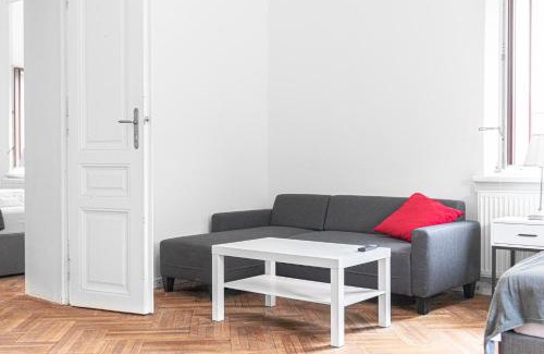 Wahring Apartamento | Classy 2BR Apt. w/Exclusive Location near AKH