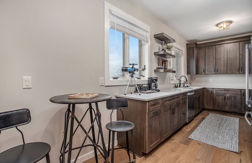 Stevensville Condominio | Classy Cabin | Beaches | Grand Mere | Wineries