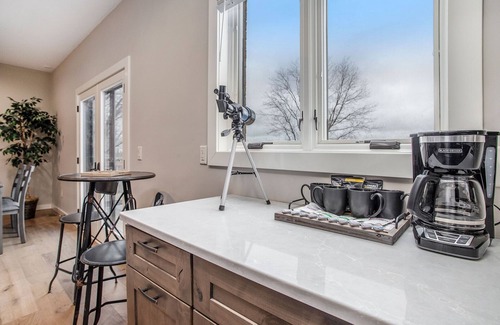 Stevensville Condominio | Classy Cabin | Beaches | Grand Mere | Wineries