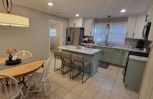 Greenville - Spartanburg Casa | Classy Copacetic Cottage-King bd, Clean, close to Downtown, Furman, Swamp Rabbit