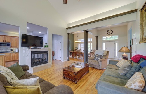 West Jefferson Casa | Classy Home w/ Hot Tub + Mt. Jefferson Views!
