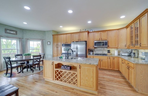 West Jefferson Casa | Classy Home w/ Hot Tub + Mt. Jefferson Views!
