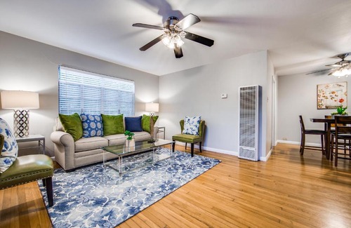 Uptown Apartamento | Classy Mid-Century Townhome in Alamo Heights