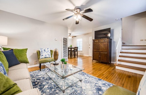 Uptown Apartamento | Classy Mid-Century Townhome in Alamo Heights