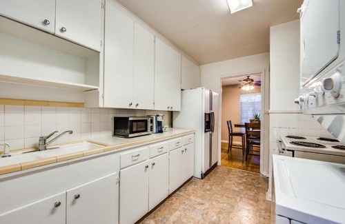 Uptown Apartamento | Classy Mid-Century Townhome in Alamo Heights