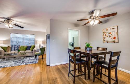 Uptown Apartamento | Classy Mid-Century Townhome in Alamo Heights