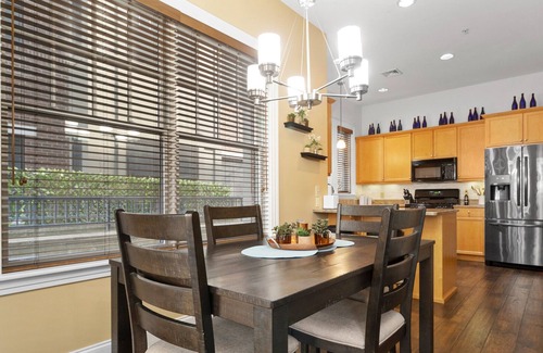Saratoga Springs Condominio | Classy Open Concept Condo!