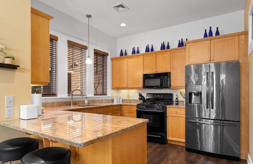 Saratoga Springs Condominio | Classy Open Concept Condo!