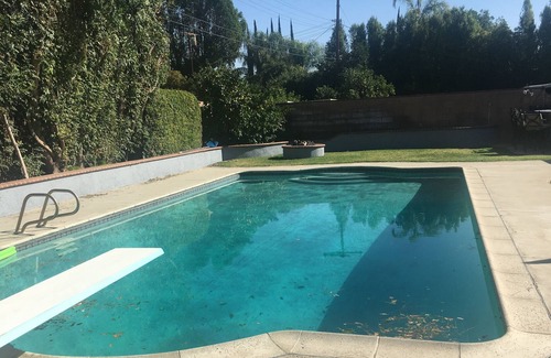Canoga Park Casa | Elegante, tranquilo West Hills Pool Home con cocineros cocina y parque como patio trasero.