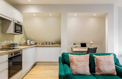 West Cliff Apartamento | Classy Seaside 1-Bed Apt w/ Free Gym & Parking