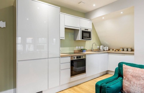 West Cliff Apartamento | Classy Seaside 1-Bed Apt w/ Free Gym & Parking