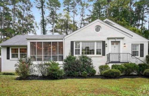 North Decatur Casa | Classy utopian escape near Emory