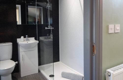 Wigton Apartamento | Claudius Caesar is pet friendly with a hot tub, Bowness on Solway