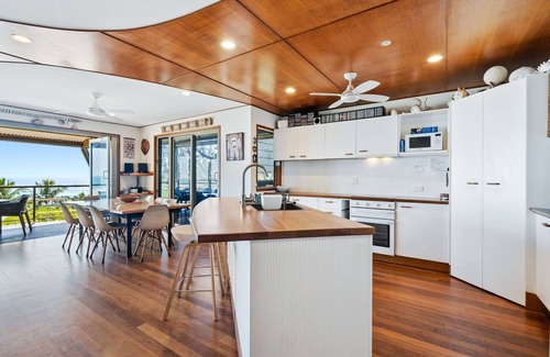 Point Lookout Apartamento | Claytons 10 | 4 bed, 2 bath, Cylinder beachfront