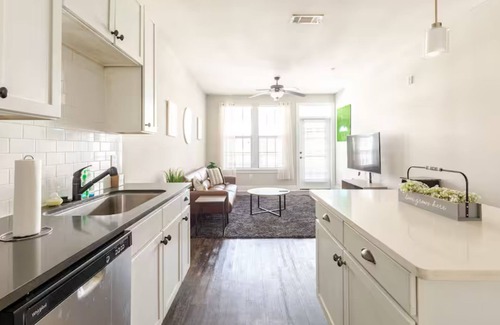 Buckhead Apartamento | CLEAN 1BD ROOM APT IN BUCKHEAD, STATE FARM ARENA, LENOX w LUXURY POOL AND GYM
