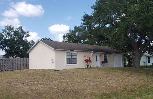 Port Saint Lucie Casa | Clean 2-bedroom 2 bath turnkey pool house w central air, Wi-Fi, 15 min. to beach