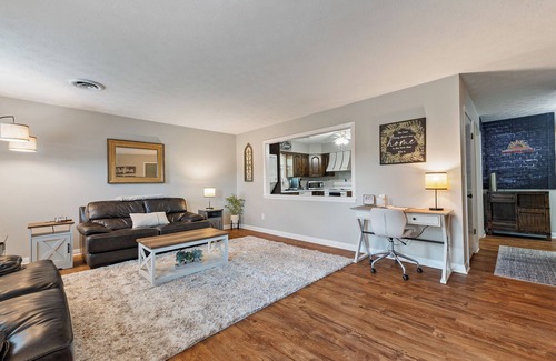 Shoals Apartamento | CLEAN 2-bedroom cozy apartment Huntington. Spacious and accomodating!