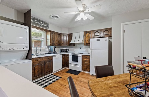 Shoals Apartamento | CLEAN 2-bedroom cozy apartment Huntington. Spacious and accomodating!