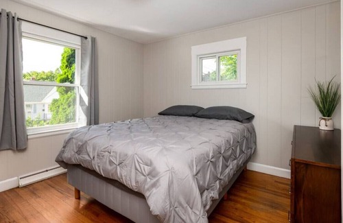 South Portland Casa | CLEAN 3 BD | 2 MILES TO CITY CENTER & PORTLAND