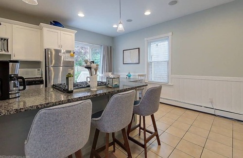 Fifth Ward Cabaña | Clean and bright downtown cottage on Newport's bustling Thames Street