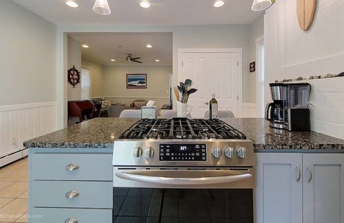 Fifth Ward Cabaña | Clean and bright downtown cottage on Newport's bustling Thames Street