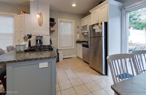 Fifth Ward Cabaña | Clean and bright downtown cottage on Newport's bustling Thames Street