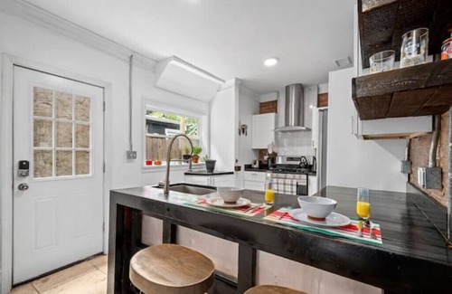 East Allegheny Casa | Clean and Central: Downtown Pittsburgh House with Parking