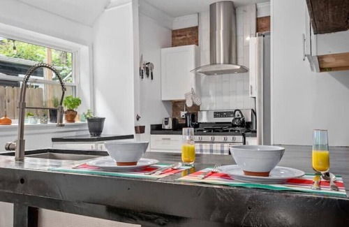 East Allegheny Casa | Clean and Central: Downtown Pittsburgh House with Parking