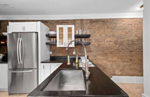 East Allegheny Casa | Clean and Central: Downtown Pittsburgh House with Parking