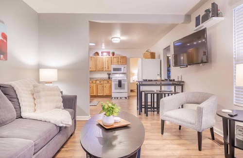 West Colorado Springs Casa | Clean and comfortable with astounding views of Pikes Peak.