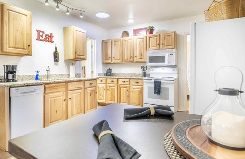 West Colorado Springs Casa | Clean and comfortable with astounding views of Pikes Peak.