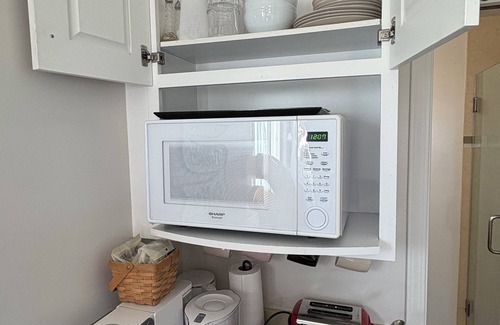 San Carlos Apartamento | Clean and comfortable suite in mid SF peninsula! Private and well located.